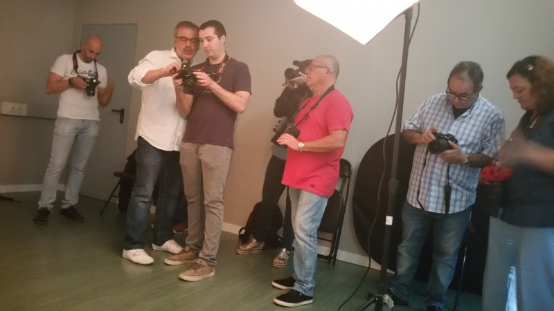 Taller d'iniciació a la fotografia d'estudi.