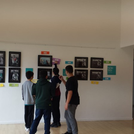 Alumnes de l'Institut de Palafolls visiten l'exposició MOCADORS AL VENT