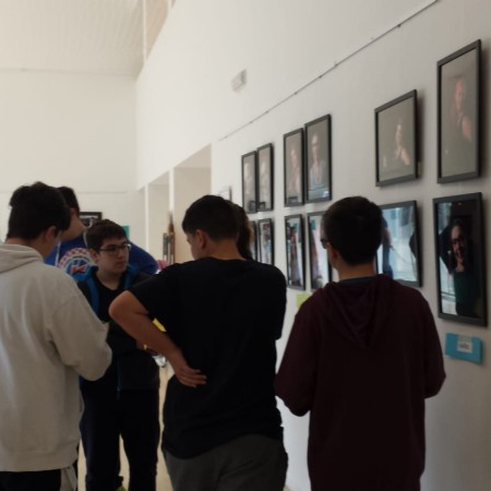 Alumnes de l'Institut de Palafolls visiten l'exposició MOCADORS AL VENT